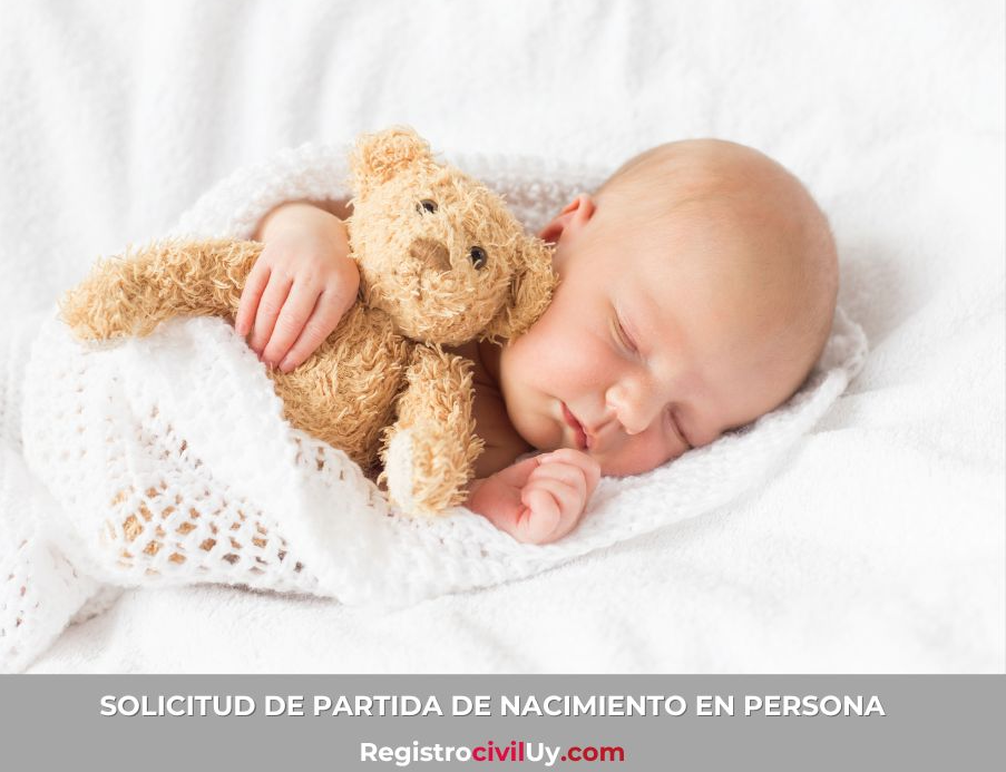 Una bebé durmiendo con un oso de peluche