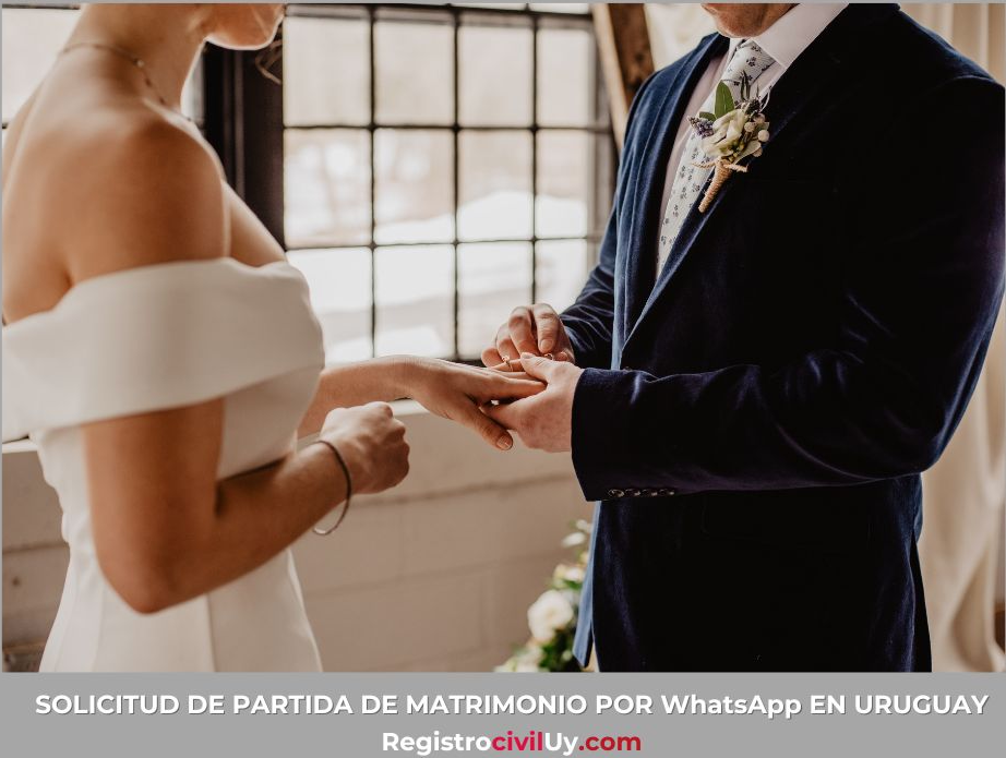 Un hombre y una mujer con anillos de boda